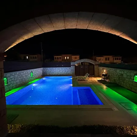 Willa Alacati Stone House Fun - With Private Pool Çeşme