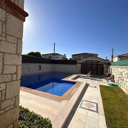Alaçatı Stone House Fun - With Private Pool Villa